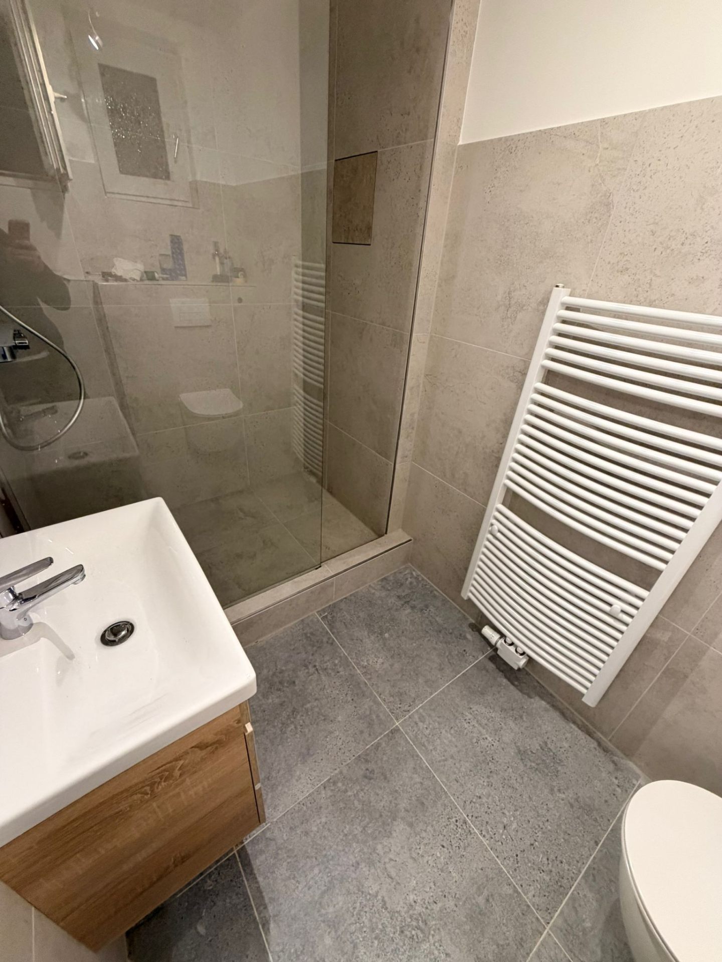 Walk-In Dusche & Waschtisch